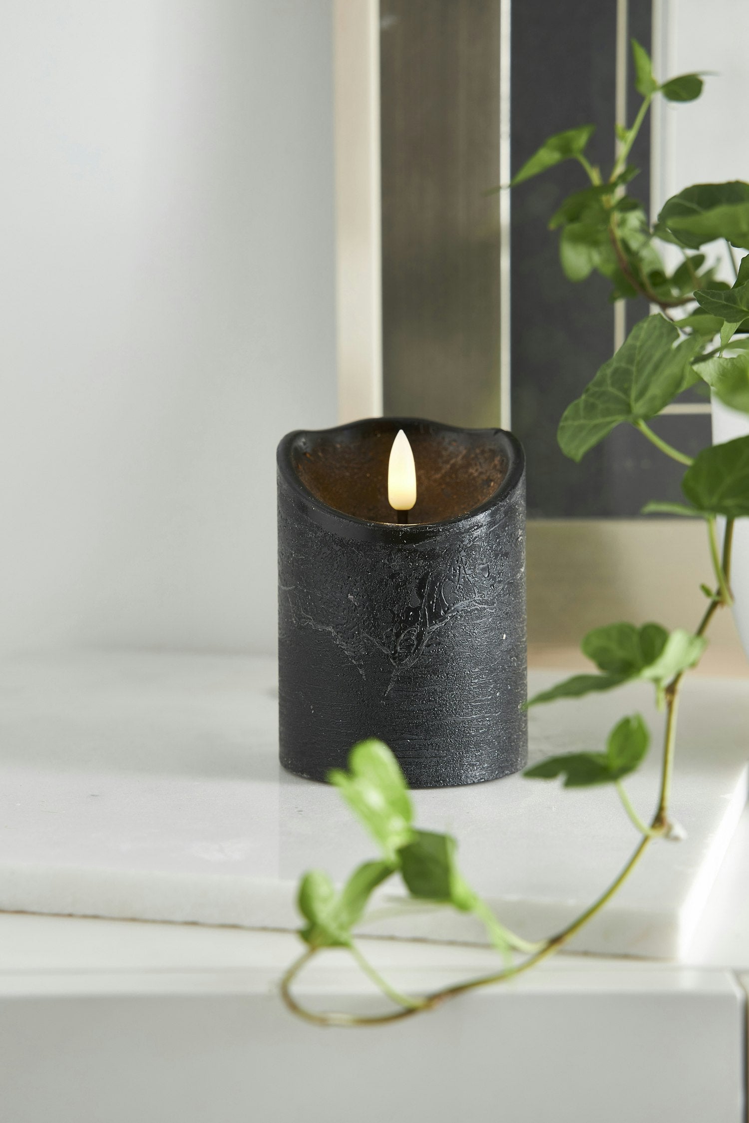 Star Trading Flamme Rustic LED Stumpenkerze Schwarz, 10 Cm